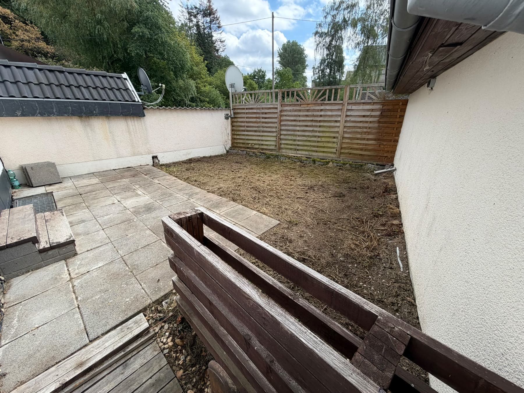 Gepflasterter Hof nach dem Freiräumen