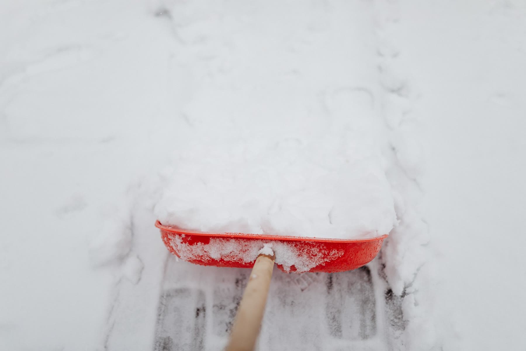 Schneeschaufel in einer verschneiten Einfahrt