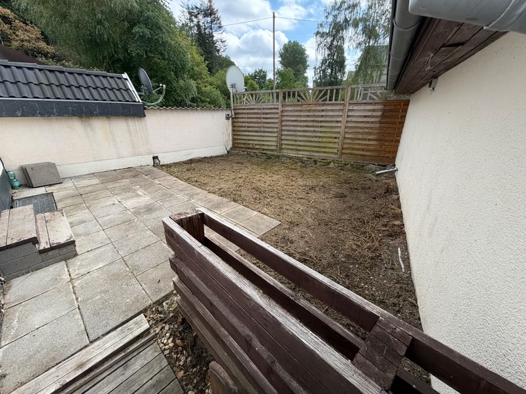 Hof mit Terrassenplatten nach dem Freiräumen