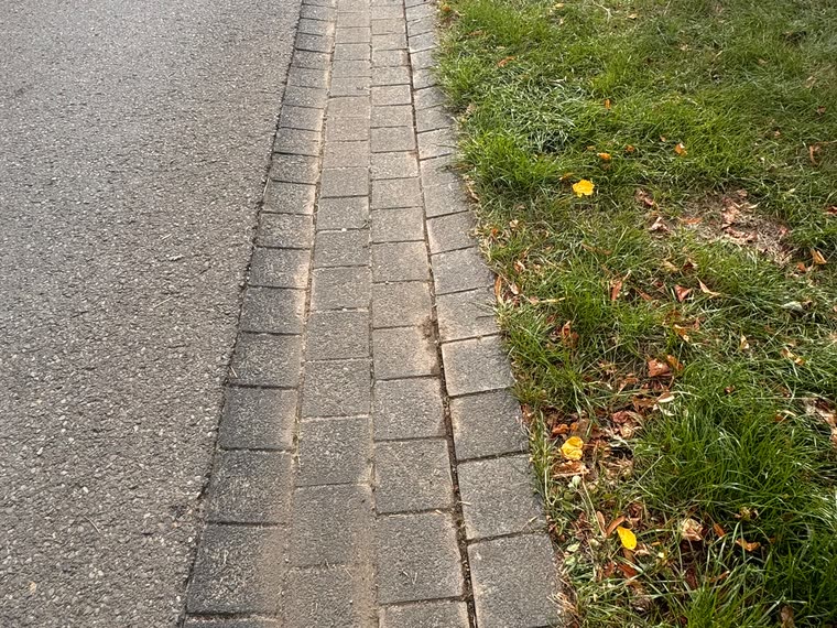 Saubere Wege am Randstein, nachher